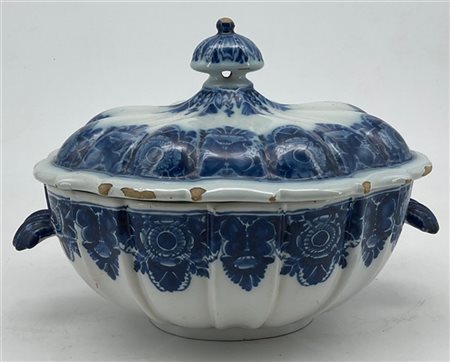 Manifattura di Nove, Bassano, secolo XVIII. Piccola zuppiera biansata e costola