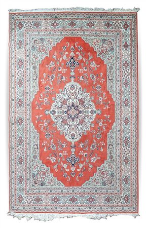 Tappeto orientale annodato di recente manifattura. Decoro con medaglione bianco