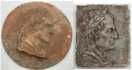 Lotto composto da un tondo in terracotta (d cm 40) e un calco in gesso con rili