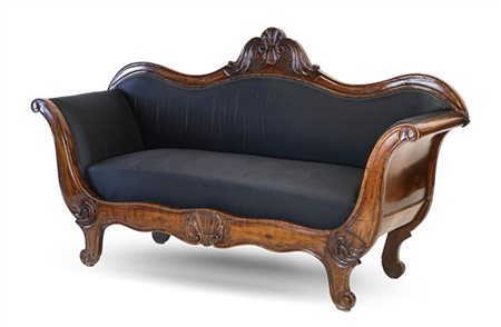 Divano a barca in noce con profili scanalati e cimasa a volute contrapposte, pi