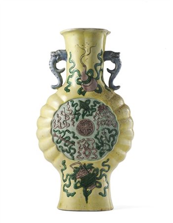 Vaso biansato in porcellana su alto piede con corpo circolare baccellato decora