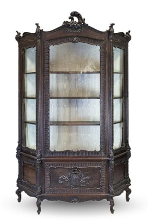 Vetrina in legno intagliato con decorazione a rocaille, fronte ad uno sportello