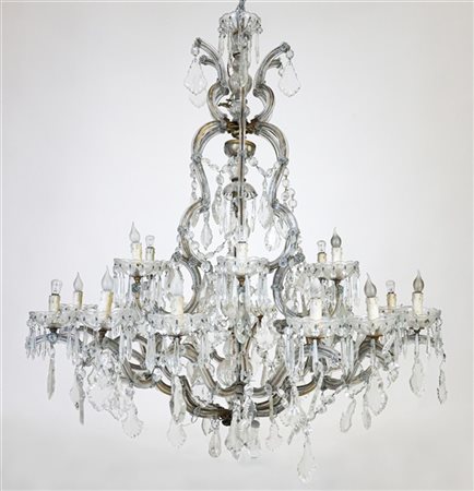 Grande lampadario in stile Maria Teresa a diciotto luci in metallo rivestito in