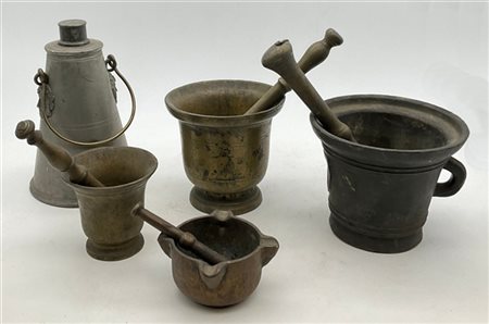 Lotto composto da quattro antichi mortai con pestelli in bronzo e altri metalli