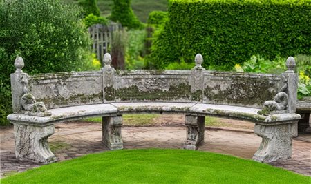 Panca da giardino semicircolare in calcestruzzo con quattro sostegni sagomati,