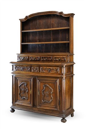 Credenza con piattaia in noce, parte inferiore a due sportelli pannellati e tre