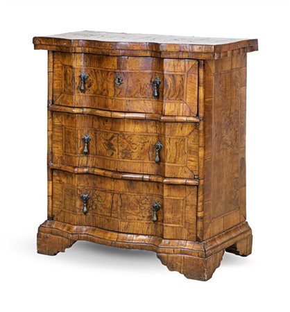 Antico mobiletto lastronato in noce, radica e filettato, fronte mosso a tre cas