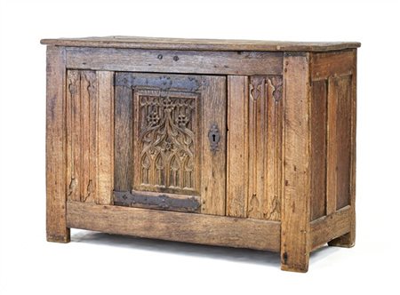 Credenzino in rovere con fronte ad uno sportello e pannellature intagliate a ri