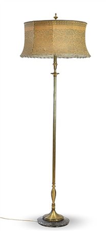 Lampada da terra a quattro luci con fusto in ottone scanalato, base circolare i