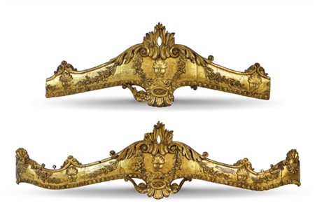 Lotto composto da una mantovana in legno intagliato e pastiglia dorati di forma