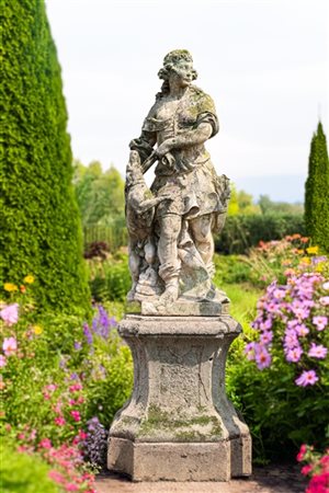 Scultura da giardino raffigurante Diana cacciatrice con levriero, arco e frecce