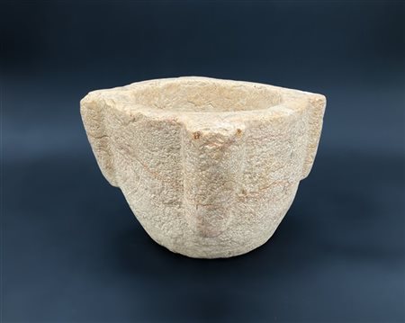 Antico mortaio in marmo scolpito a quattro anse (cm 29x18x29) (difetti)