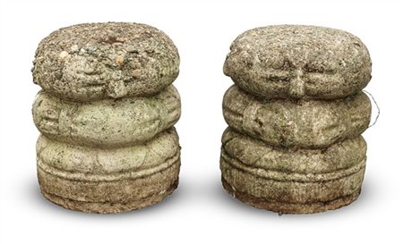 Coppia di ornamenti da giardino simulanti pouf a guisa di cuscini sovrapposti.