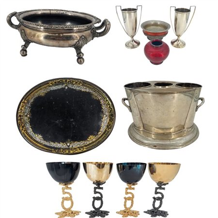 Cartone contenente alcuni oggetti in metallo argentato tra cui quattro calici e