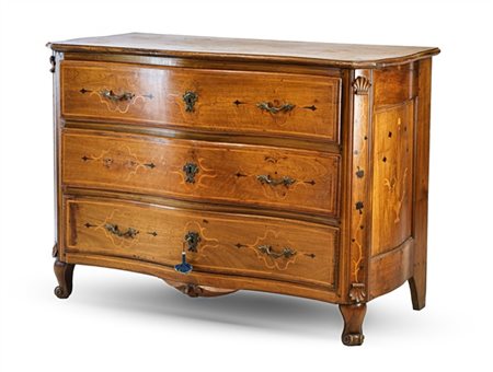 Cassettone in noce filettato in legni vari a motivi mistilinei, fronte e fianch