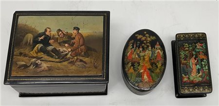 Manifattura russa, secolo XX. Lotto composto da un cofanetto e due scatole in p