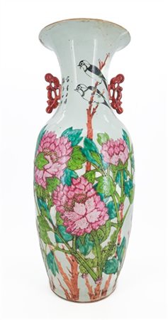 Vaso in porcellana dipinta in policromia a motivi floreali e iscrizioni. 
Cina,