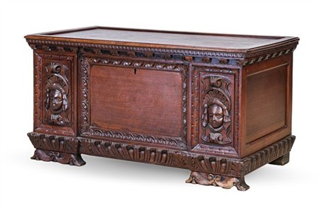 Piccola cassapanca in legno tinto mogano, fronte con lesene intagliate a volti