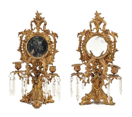 Coppia di candelabri in metallo dorato con sostegno tripode e doppio braccio po