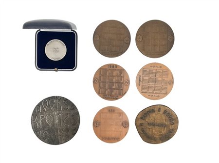 Lotto composto da numerosi fermacarte/calendario in metalli vari, una medaglia