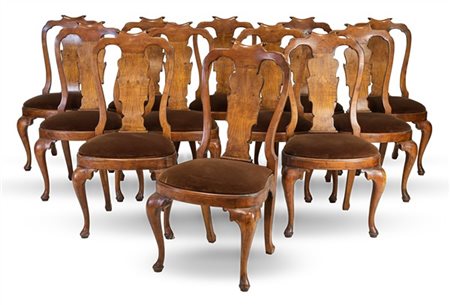 Gruppo di dodici sedie con schienale a cartella sagomata e cimasa terminante a