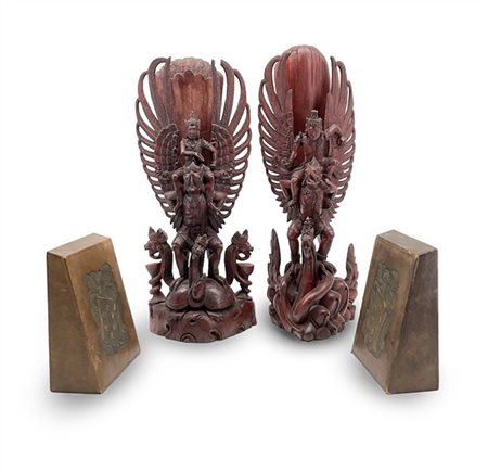 Lotto composto da due fermalibri rivestiti in pelle impressa con stemmi cavalle