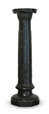 Colonna in marmo verde con base ottagonale e piano circolare a capitello (cm 33