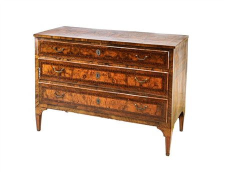 Cassettone lastronato, filettato e intarsiato a motivi geometrici in legni di v