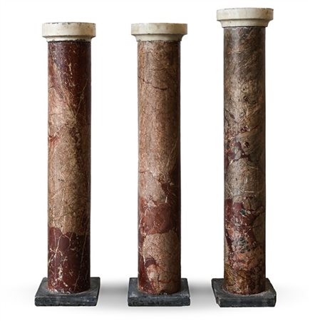 Gruppo di tre colonne in breccia rossa con basi quadrate in marmo grigio e pian