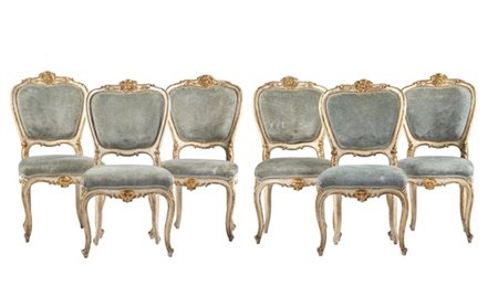 Gruppo di sei sedie in legno intagliato, dipinto e dorato, schienale sormontato