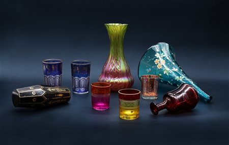 Cartone contenente vasetti in vetro e piccoli bicchieri con decori policromi e