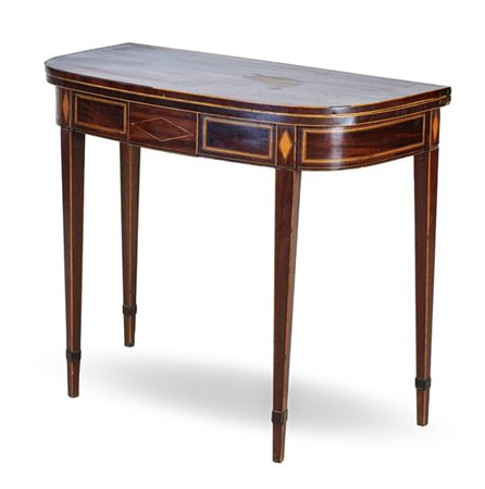 Tavolino da gioco in mogano filettato con piano ribaltabile celante riserva in