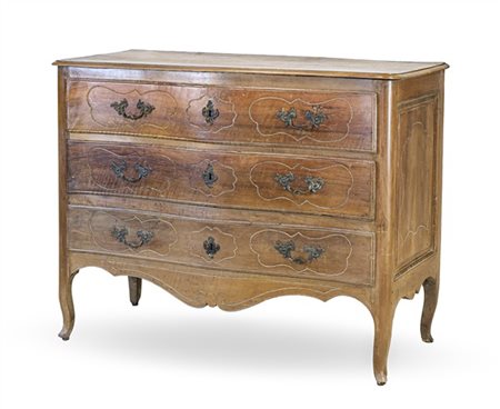 Cassettone in noce con fronte mosso a tre cassetti decorati da scanalature, gam