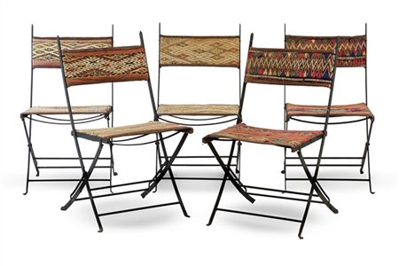Gruppo di cinque sedie pieghevoli in ferro battuto con sedute e schienali confe