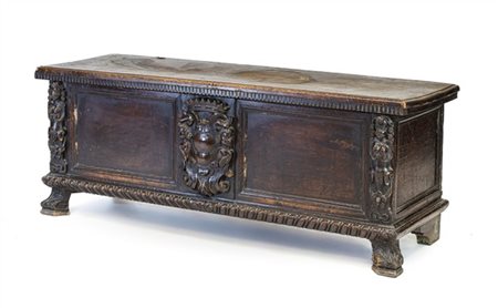 Cassapanca in noce con fronte decorato da intagli a scudo araldico coronato e l