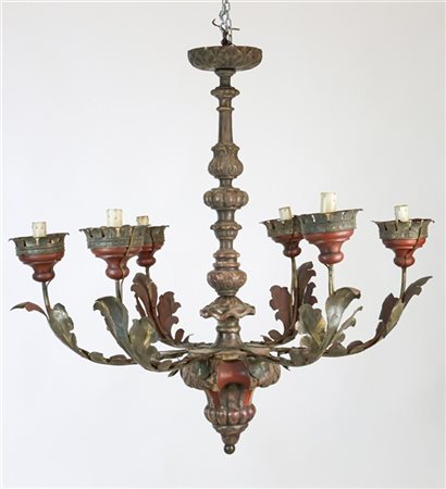 Lampadario a sei luci in legno intagliato e dipinto, bracci e bobeche in lamier