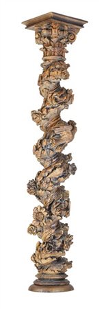 Colonna tortile in legno intagliato a motivo floreale e volatile sormontata da