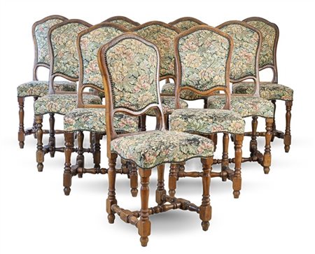 Gruppo di dieci sedie in noce con gambe tornite a rocchetto riunite da traverse