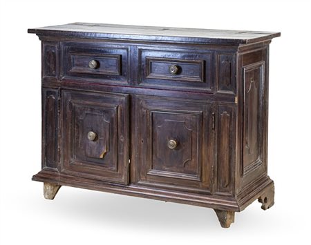 Credenza in legni vari con fronte a due sportelli pannellati, piano e finti cas