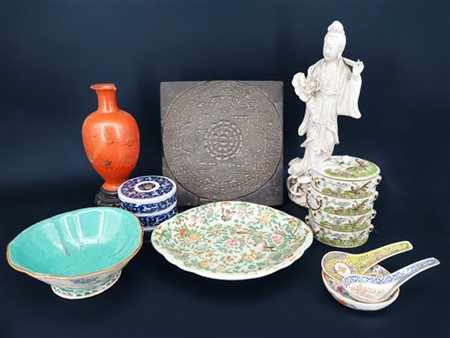 Manifatture orientali. Cartone contenente numerosi oggetti e vasi in porcellana