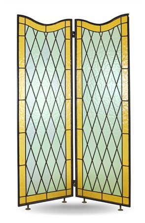 Coppia di ante sagomate in vetro policromo piombato. Inizio secolo XX. (cm 146,