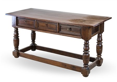 Tavolo rettangolare in legni vari con tre cassetti nella fascia e gambe tornite