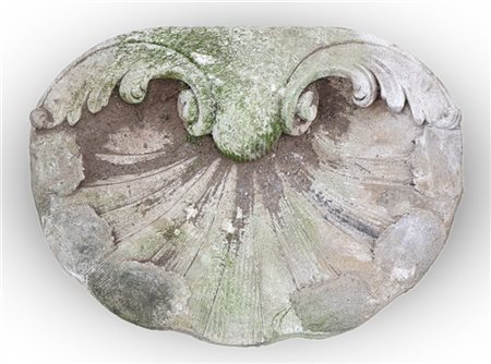 Vasca per fontana a valva di conchiglia. Inizio secolo XX. (cm 94x21x70) (difet