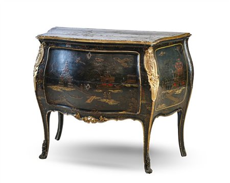 Comò bombato a due cassetti in legno laccato e dipinto in policromia a paesaggi