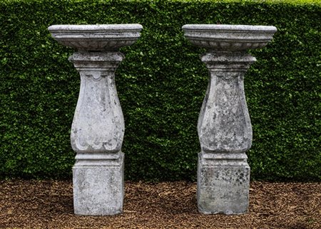 Coppia di fioriere da giardino in calcestruzzo con sostegni mossi su basi a pli