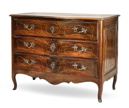 Cassettone in noce con fronte mosso e fianchi pannellati, decori con scanalatur