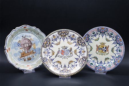 Manifattura francese, secolo XIX. Piatto in maiolica dipinta in policromia con