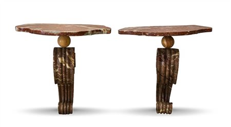 Coppia di mensole in marmi vari con piani sagomati e sostegni a voluta scanalat