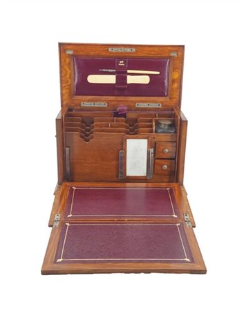 Scrittoio da viaggio in rovere con sportello a ribalta, interno con vani porta