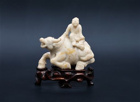 Intaglio in pietra saponaria raffigurante bambino sul dorso di un ariete
Cina,